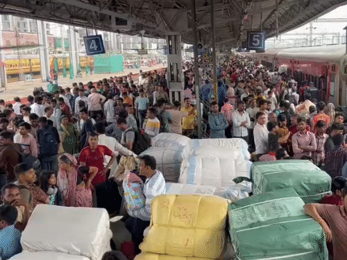 तस्वीर सूरत के रेलवे स्टेशन की है।