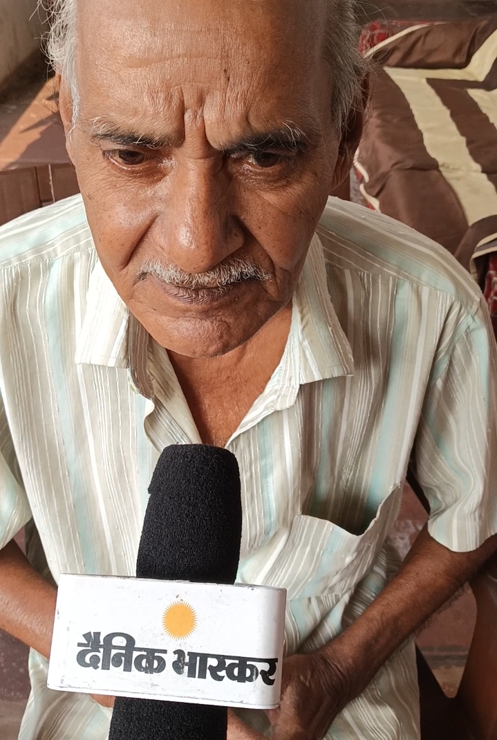 बुजुर्ग राजेश ने कहा कि उन्हें कोई उम्मीद नहीं कि उनका बेटा अब आएगा