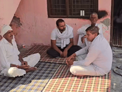 प्रदीप की मौत के बाद घर पर शोक व्यक्त करने पहुंचे ग्रामीण।