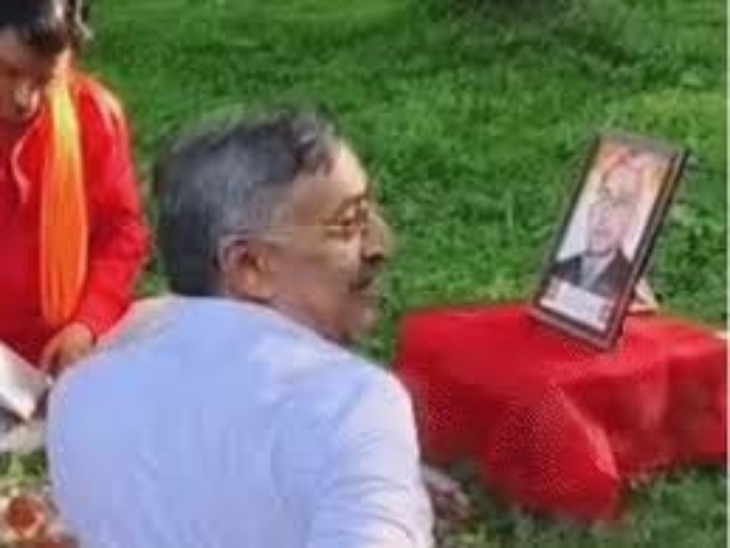 दूसरे पक्ष ने अंबेडकर के सामने बीएन राव को संविधान निर्माता बताकर प्रतिमा स्थापना के लिए भूमि पूजन किया।