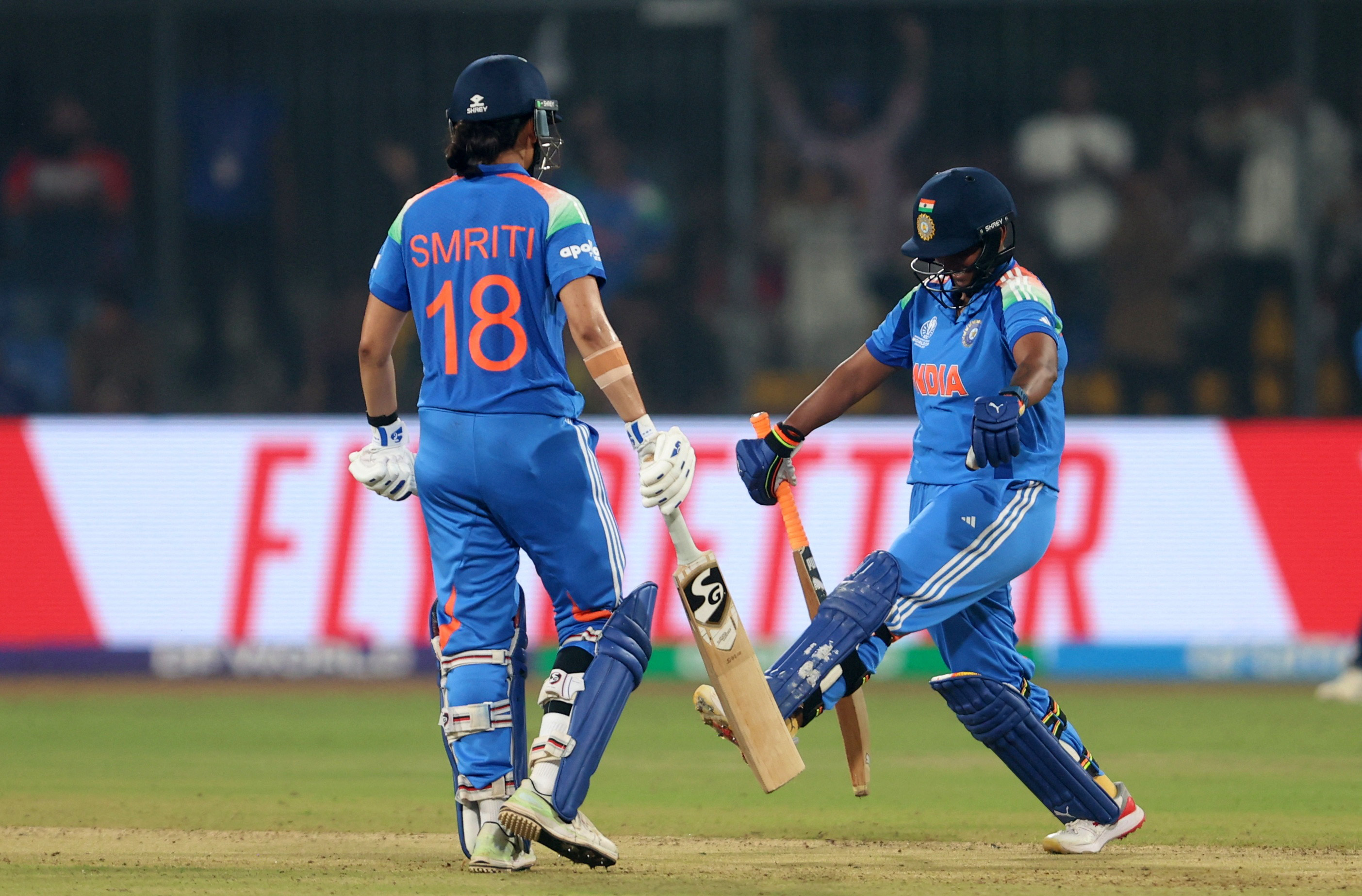 दीप्ति शर्मा और स्मृति मंधाना ने चौथे विकेट के लिए 67 रन की पार्टनरशिप की।