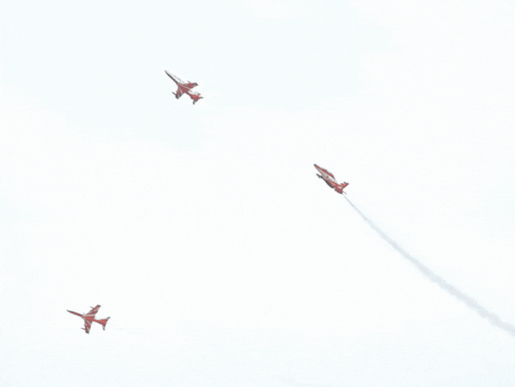 एयर शो के दौरान सूर्य-किरण की टीम।