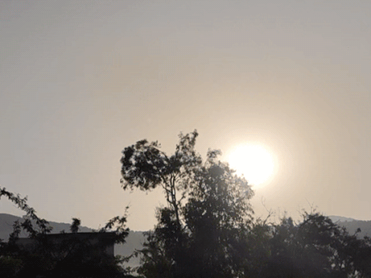 बारिश के कारण पहाड़ से गिरकर चट्टानें ट्रैक पर आ गईं।