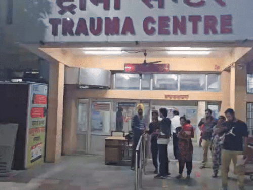 रात को इलाज के लिए युवक को अस्पताल लेकर पहुंचे परिजन।