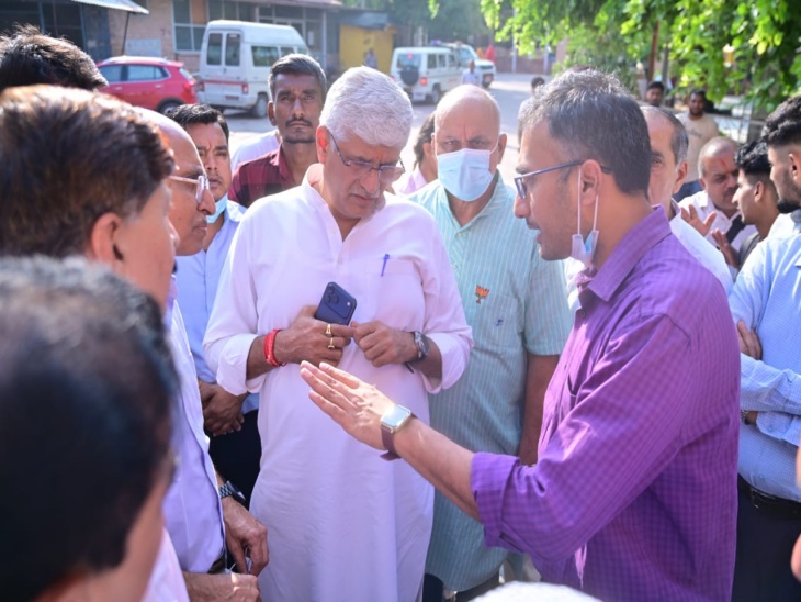 केंद्रीय मंत्री को स्थिति की जानकारी देते हुए डॉक्टर और जिला कलेक्टर।