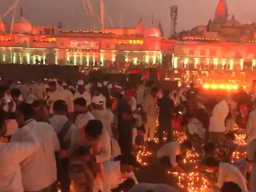 राम की पैड़ी पर दीपक जलाने के लिए बड़ी संख्या में लोग मौजूद हैं।