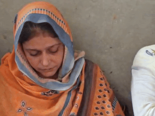 प्रदीप की मौत की सूचना पर विलाप करती उसकी पत्नी और मां।