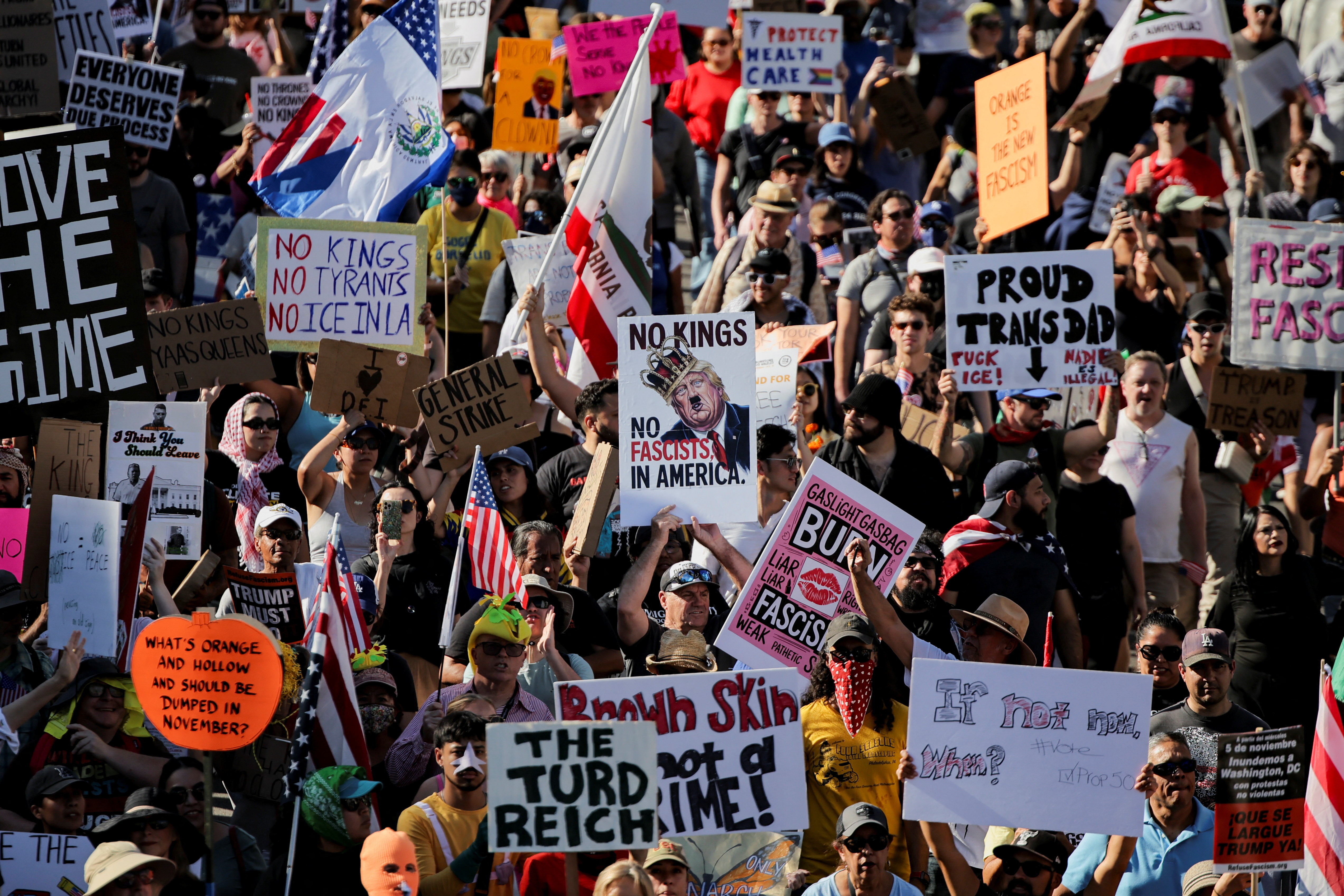 कैलिफोर्निया के लॉस एंजिलिस में नो किंग्स प्रदर्शनों के दौरान हजारों लोग तख्तियां लेकर शामिल हुए।