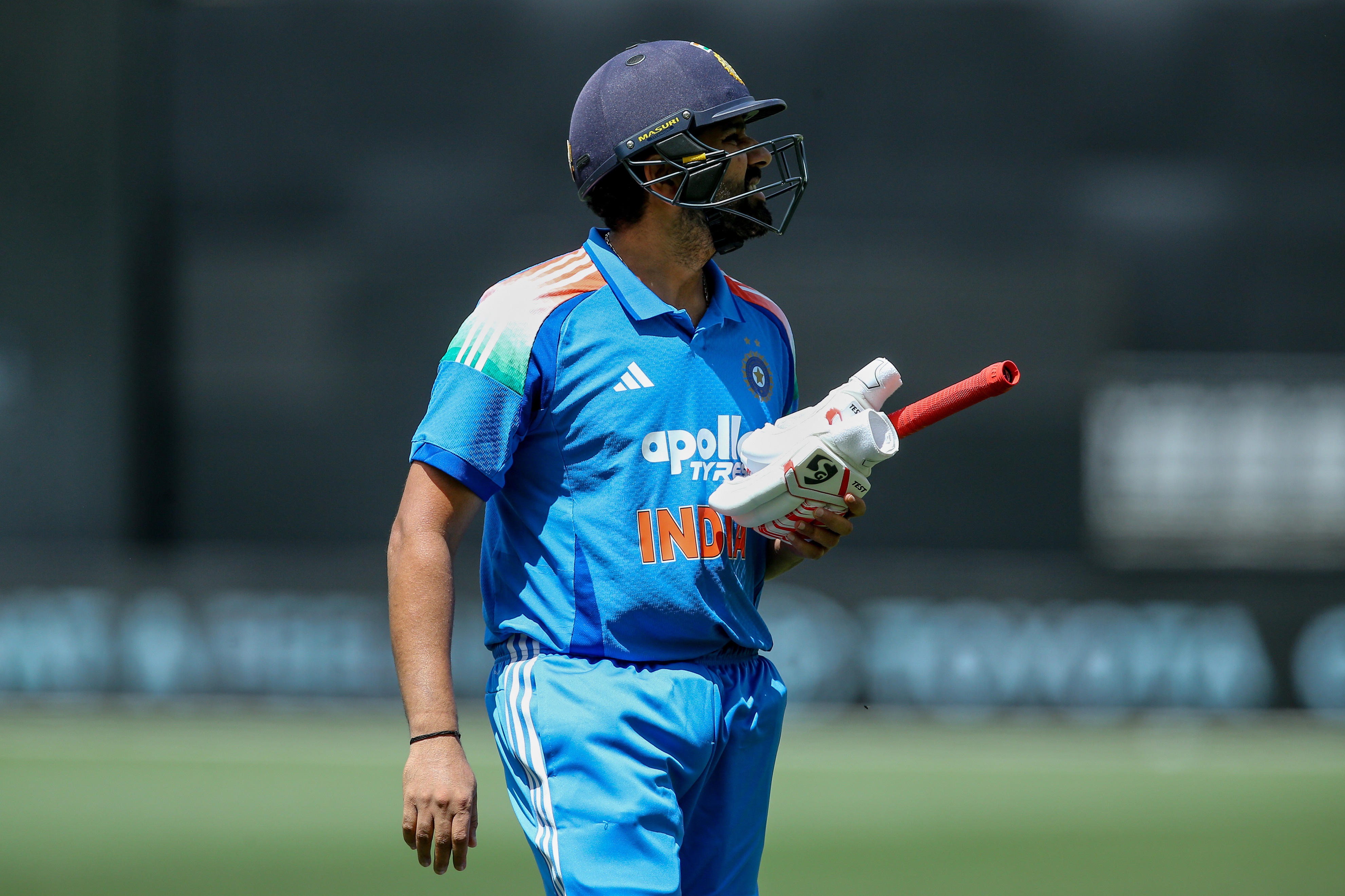 रोहित शर्मा को जोश हेजलवुड ने स्लिप पर मैट रेनशॉ के हाथों कैच कराया।