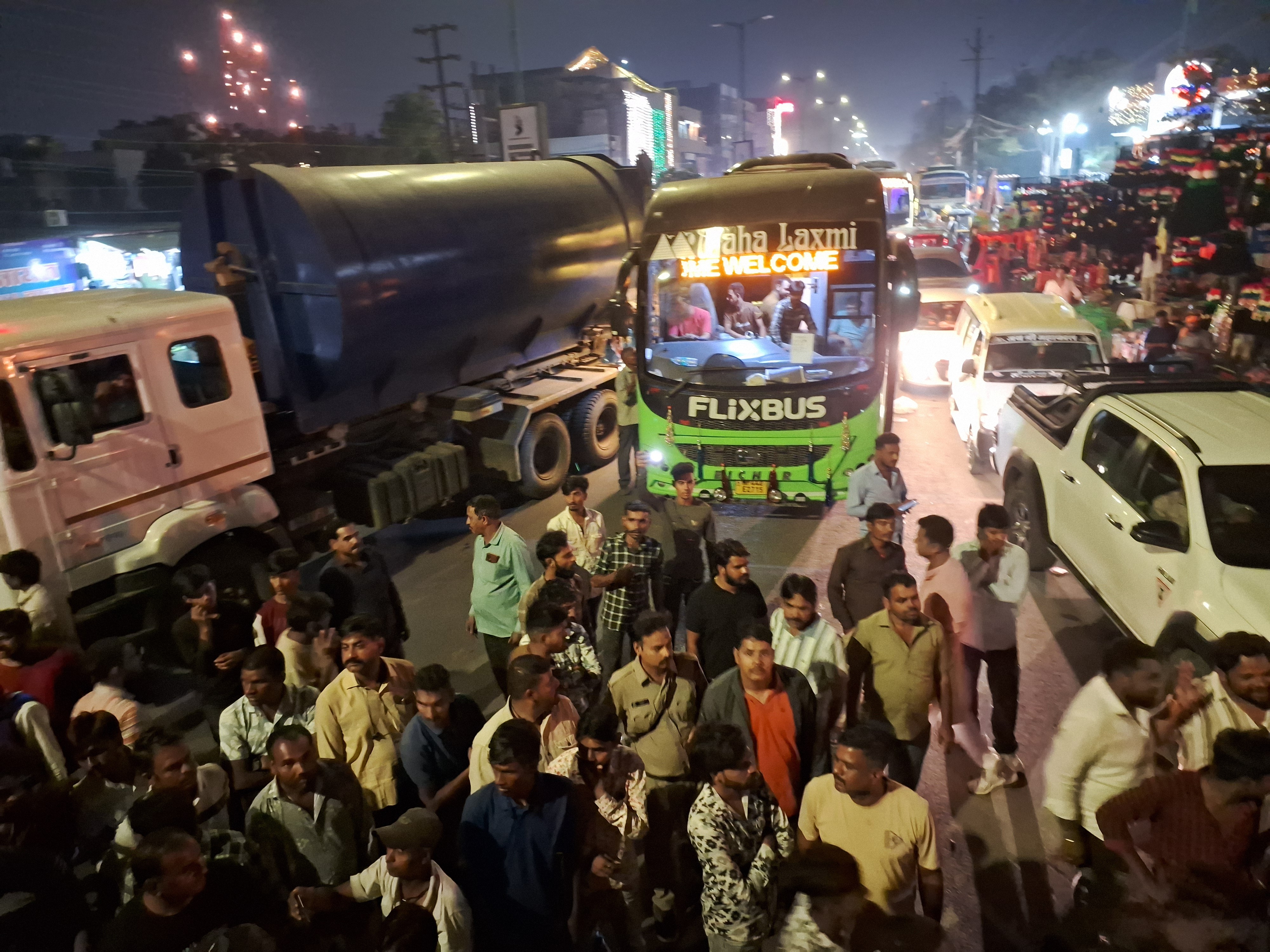 नगर निगम अधिकारी को थप्पड़ मारा:  शव वाहन विवाद में अभद्रता, कर्मचारियों ने चक्काजाम कर FIR दर्ज कराई – Ujjain News