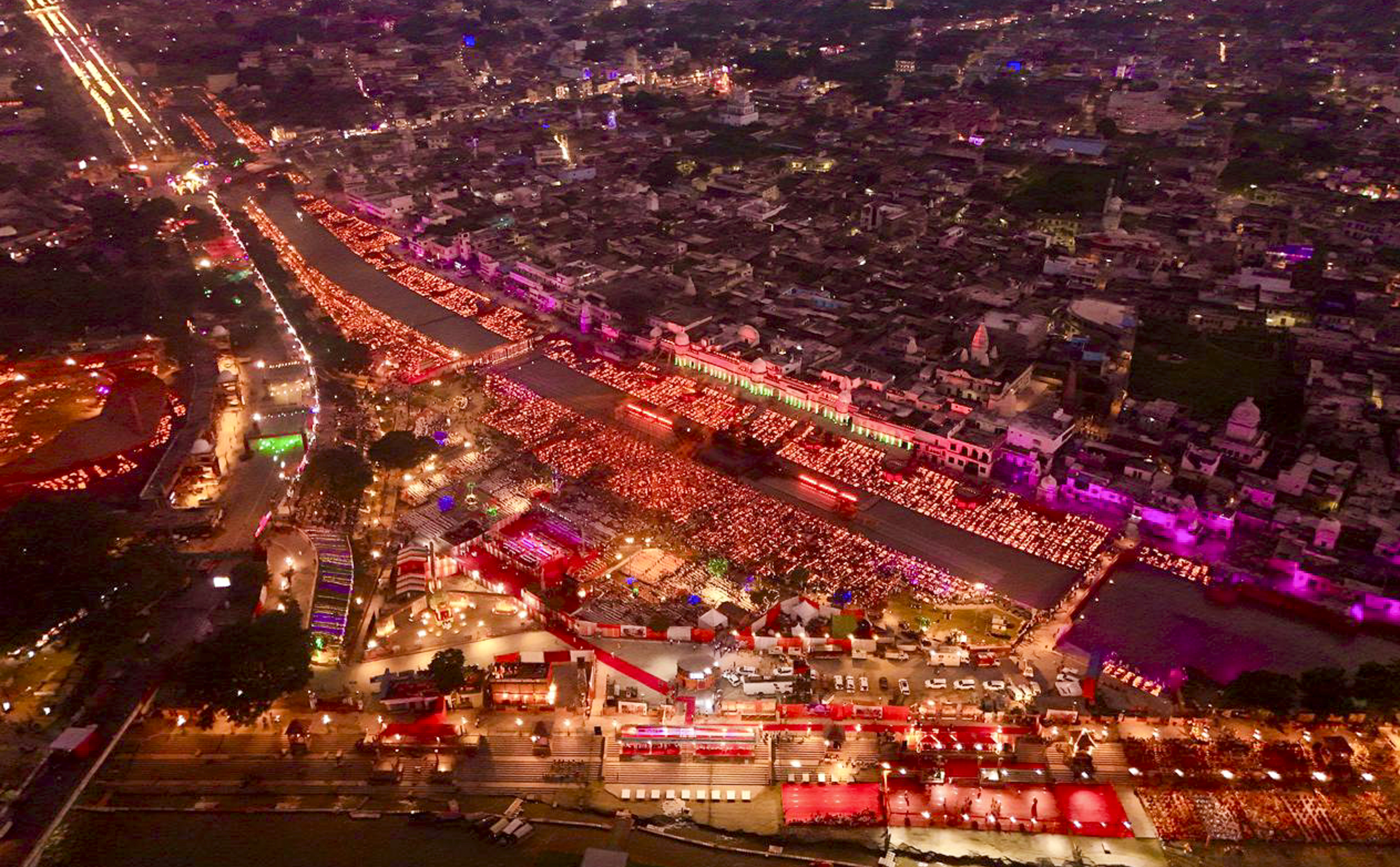 32 हजार से अधिक लोगों दिये जलाए। छात्र-छात्राएं भी शामिल थे।