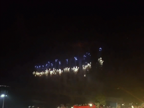 दीपोत्सव के दौरान सरयू नदी के तट पर आतिशबाजी की गई।