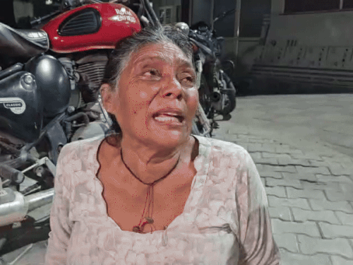 बेटे पर हमला होने के बाद विलाप करती मां।