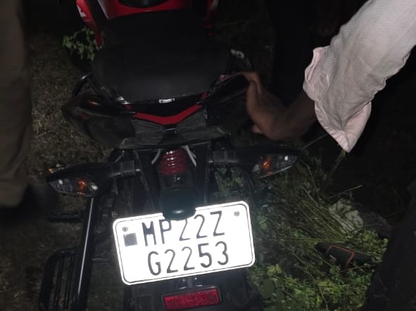 सिवनी के एक युवक की मौत, दो की हालत गंभीर:  मंडला के घंसौर रोड पर अनियंत्रित होकर फिसली बाइक – Mandla News