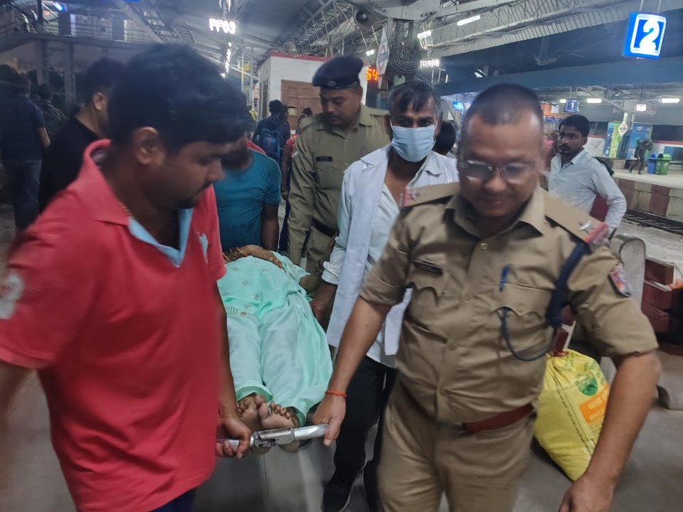 देवरिया स्टेशन पर महिला चलती ट्रेन से गिरी:  आरपीएफ ने तत्काल अस्पताल पहुंचाया, इलाज जारी – Deoria News