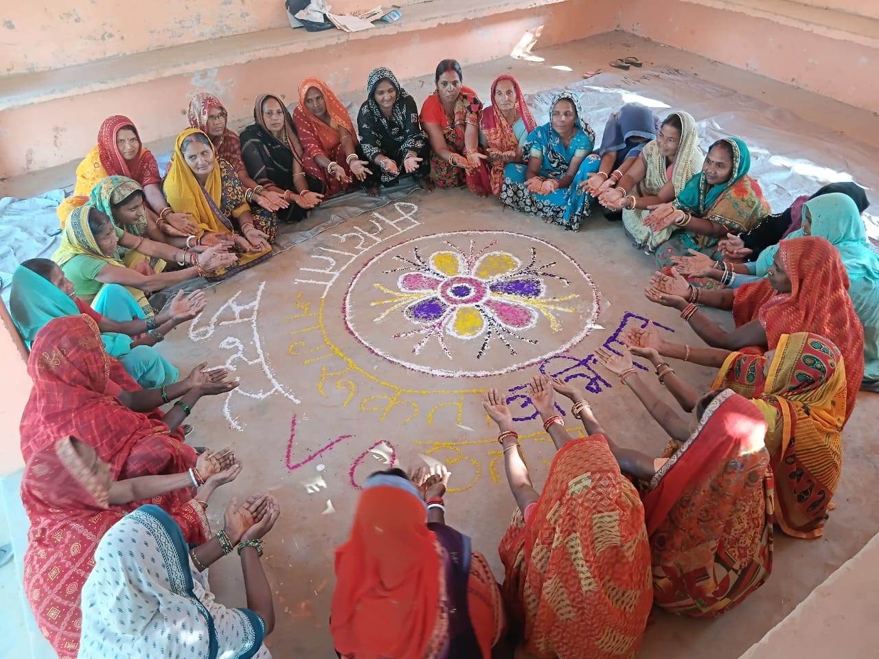 Jeevika women made Rangoli for voting awareness | जीविका दीदियों ने ...