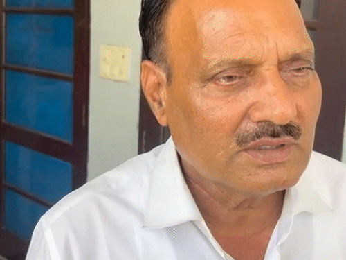 फायरिंग को लेकर जानकारी देते पूर्व फौजी और कारोबारी नंदलाल।