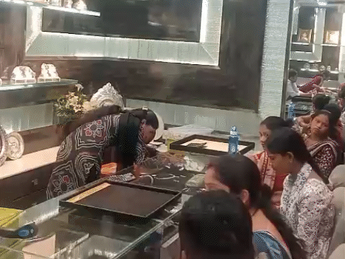 रायगढ़ जिले में धनतेरस के दिन सर्राफा बाजार में हुई जमकर खरीदारी।