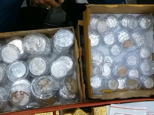 धनतेरस पर बाजार में चांदी के सिक्कों की भी जमकर खरीदारी हुई।