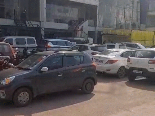 धनतेरस पर 1500 कार-बाइक की डिलीवरी हुई।