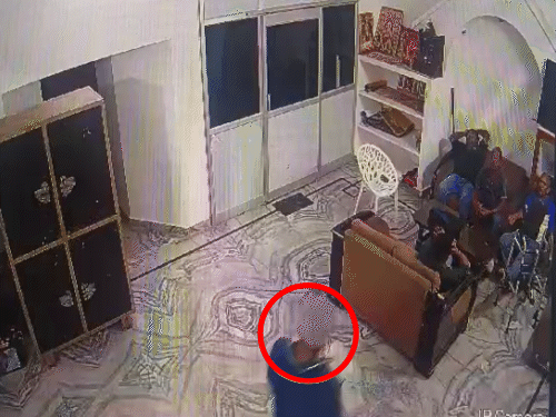 हिमाचली टोपी पहनकर कारोबारी के ऑफिस में आता गनमैन सुशील। हालांकि, इसकी पुष्टि नहीं हुई है।