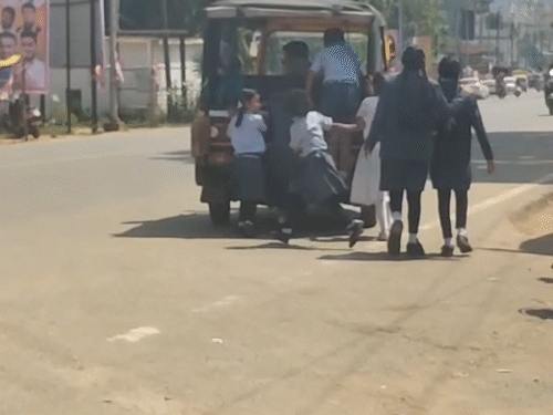 बच्चों से ऑटो को धक्का लगाने की घटना कांकेर के घड़ी चौक की है।