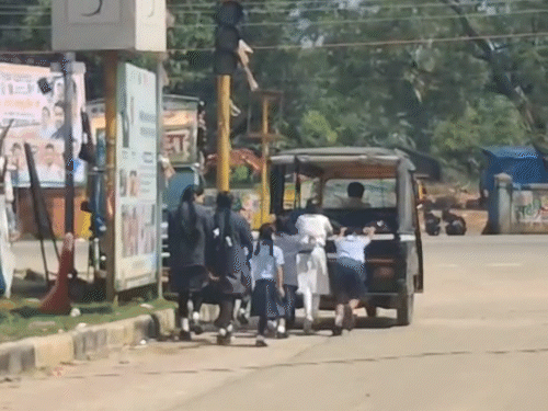 लोगों ने इस घटना पर ड्राइवर पर कार्रवाई की मांग की है।