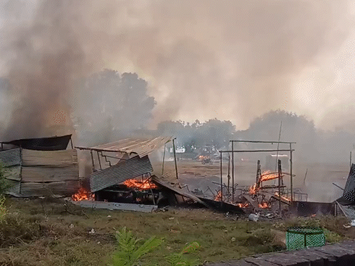 आग सबसे पहले एक दुकान में लगी। फिर तेजी से पूरी मंडी में फैल गई।