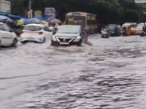 तामिळनाडूच्या नीलगिरी रेल्वे मार्गावर भूस्खलन, अनेक गाड्या रद्द: पुढील 7 दिवस दक्षिण भारतात मुसळधार पावसाचा इशारा; ईशान्य मान्सून सक्रिय मुसळधार पावसामुळे चेन्नईमध्ये अनेक ठिकाणी पाणी साचले.