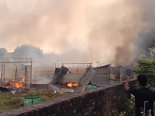 एक के बाद एक दुकानों में आग लगती चली गई। देखते ही देखते सब जलकर रख हो गया।