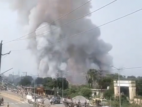 एक के बाद एक दुकानों में आग लगती चली गई। पटाखों की वजह से विस्फोट होना शुरू हो गया।