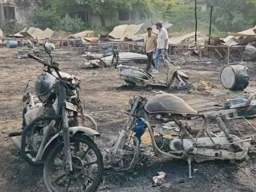 पटाखा लेने आए लोगों की 50 से ज्यादा बाइकें भी आग की चपेट में आ गई।