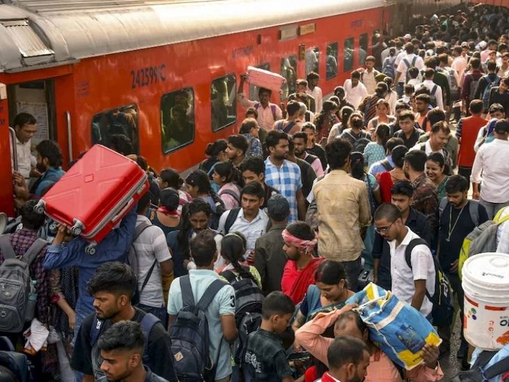 नई शनिवार रात दिल्ली के स्टेशन की है।