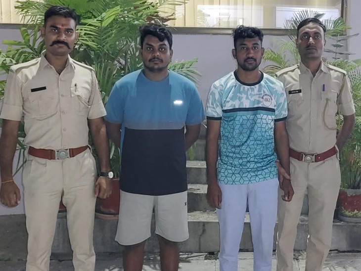 पुलिस ने बाइक सवार रतन मीणा और गोविंद कुमार मीणा को 8 किलो गांजे के साथ पकड़ा।
