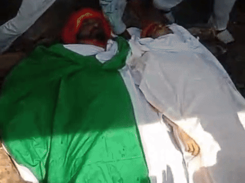 बेटे विशु ने दी अपने माता-पिता को मुखाग्नि।