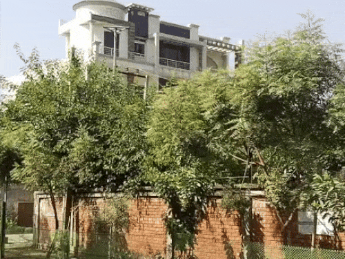 गांव चिल्ला में लोगों की बनीं आलीशान कोठियां।