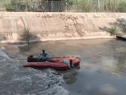 झज्जर में जेएनएल नहर में महंत के शव को खोजती एसडीआरएफ की टीम।