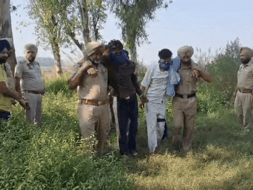 मुठभेड़ में घायल बदमाशों को ले जाती पुलिस।