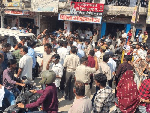 सरकारी गाड़ी और स्कूटी की टक्कर से हंगामा, बाजार में लगा जाम