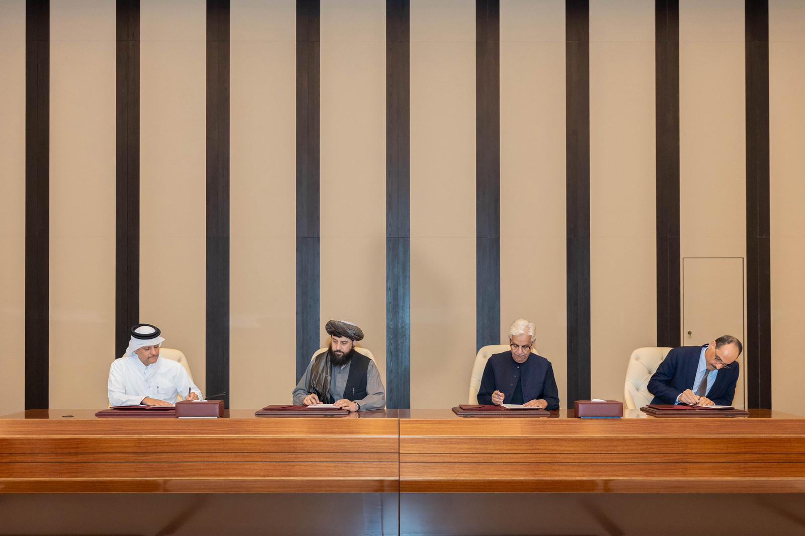 कतर की राजधानी दोहा में पाकिस्तान और अफगानिस्तान के बीच सीजफायर समझौते पर दस्तखत हुए। इस दौरान तुर्किये और कतर के प्रतिनिधि भी मौजूद रहे।