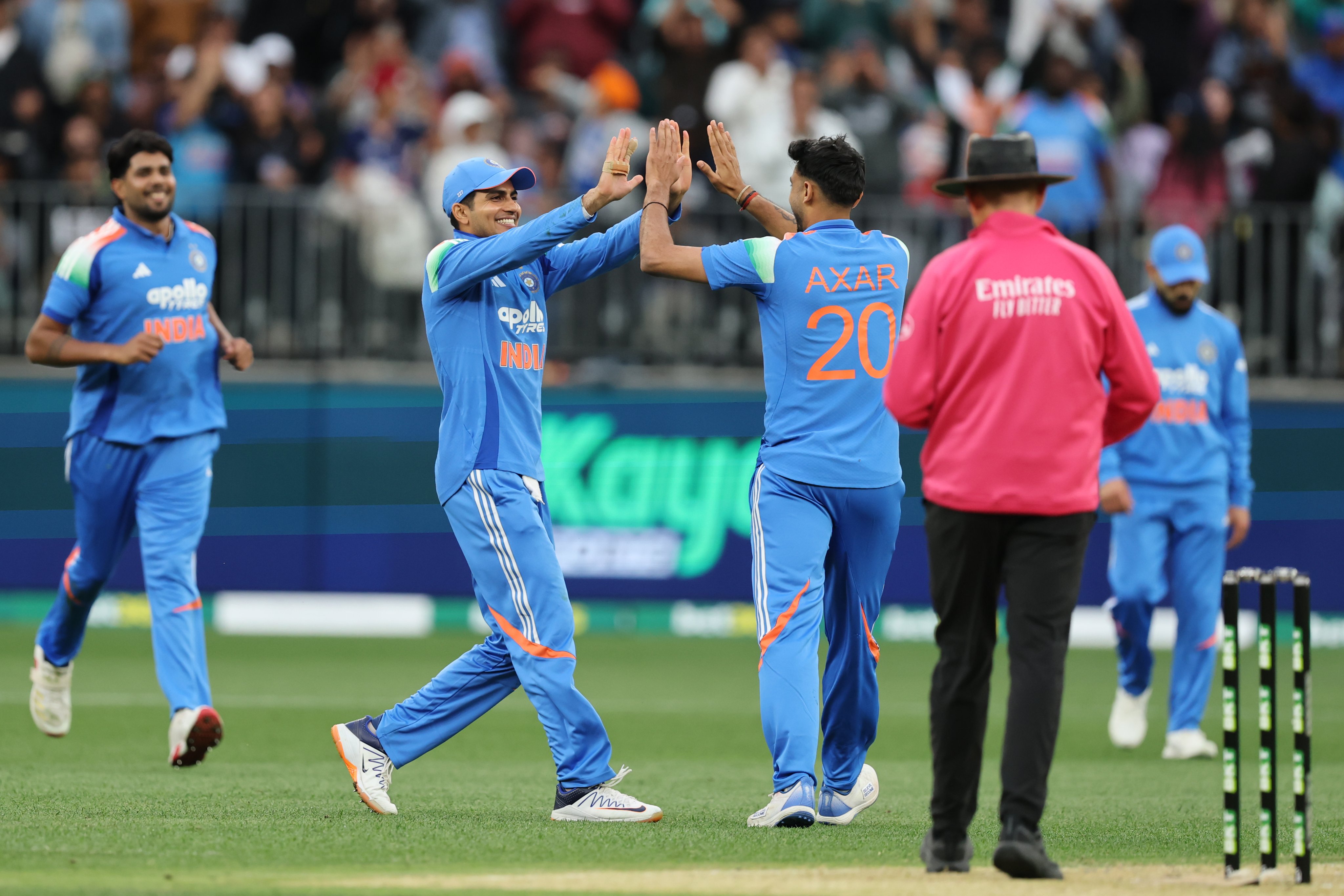 शॉर्ट का विकेट सेलिब्रेट करते अक्षर पटेल और कप्तान गिल।