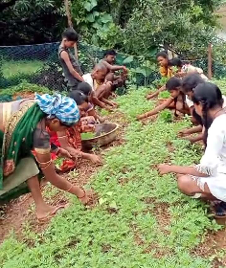 गेंदा की खेती से गांव के लोगों को भी रोजगार मिल रहा है।