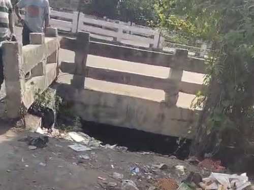 यह वह नाला है, जहां हादसा हुआ। नाले की दीवार टूटी है। यहीं से युवक बाइक समेत नाले में गिर गया।