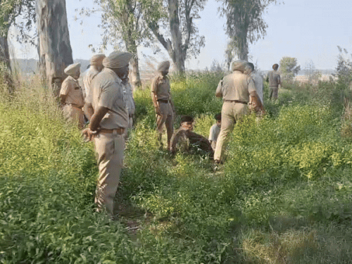 फायरिंग के बाद घायल बदमाश।