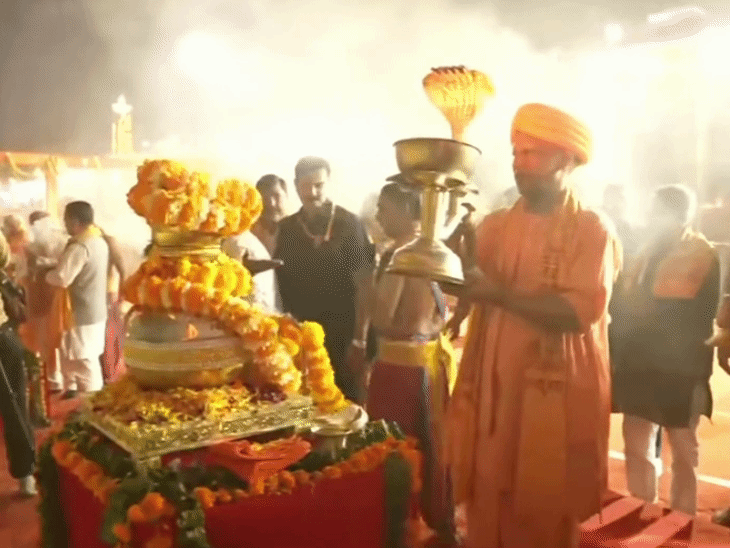 अयोध्येत 26 लाख 17 हजार दिवे लावण्याचा विक्रम: राम की पैडी येथे लेसर शोमध्ये रामायणातील प्रसंग दाखवले, 2128 पुजाऱ्यांनी केली महाआरती मुख्यमंत्री योगी राम की पैडी येथे महाआरतीत सहभागी झाले.