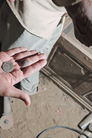 लकड़ी के बक्से से निकले कीमती सिक्के।