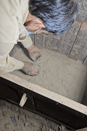 संदूक में मिले नगों को गिनते हुए मंदिर के कर्मचारी।