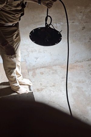 तोशाखाना से तहखाने में इन्ही सीढ़ियों के सहारे नीचे उतरी टीम। रोशनी के लिए ये लाइट टीम मंदिर परिसर से अंदर तोशाखाना में लेकर आई।