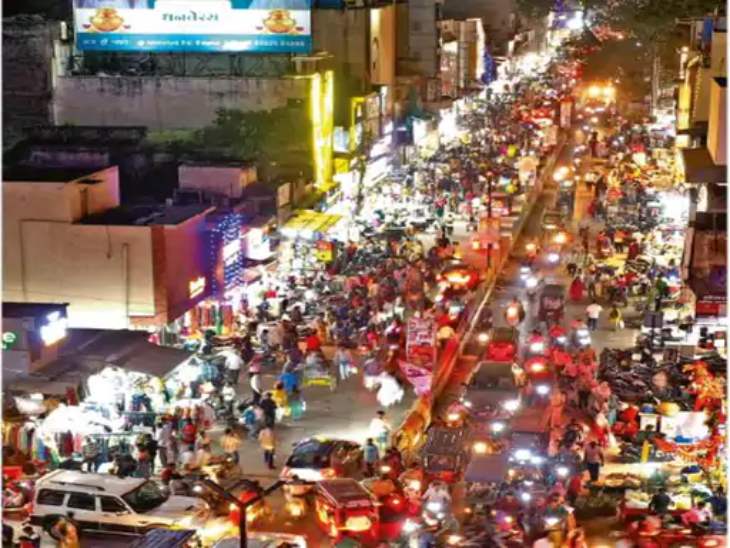 रायपुर में शनिवार देर रात तक हर बाजार में भीड़ और जाम की स्थिति बनी रही।