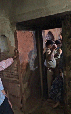 बांके बिहारीच्या खजिन्यात एक रहस्यमय तिजोरी सापडली.: खाली जाण्यासाठी पायऱ्या, 10 फूट लांबीचा बॉक्स आणि तिजोरी देखील दिसली दार उघडताच धूळ आणि मातीच्या ढगांनी स्वागत केले. खोलीत प्रवेश करताच आम्हाला अंधार, धूळ आणि मंद वास आला.